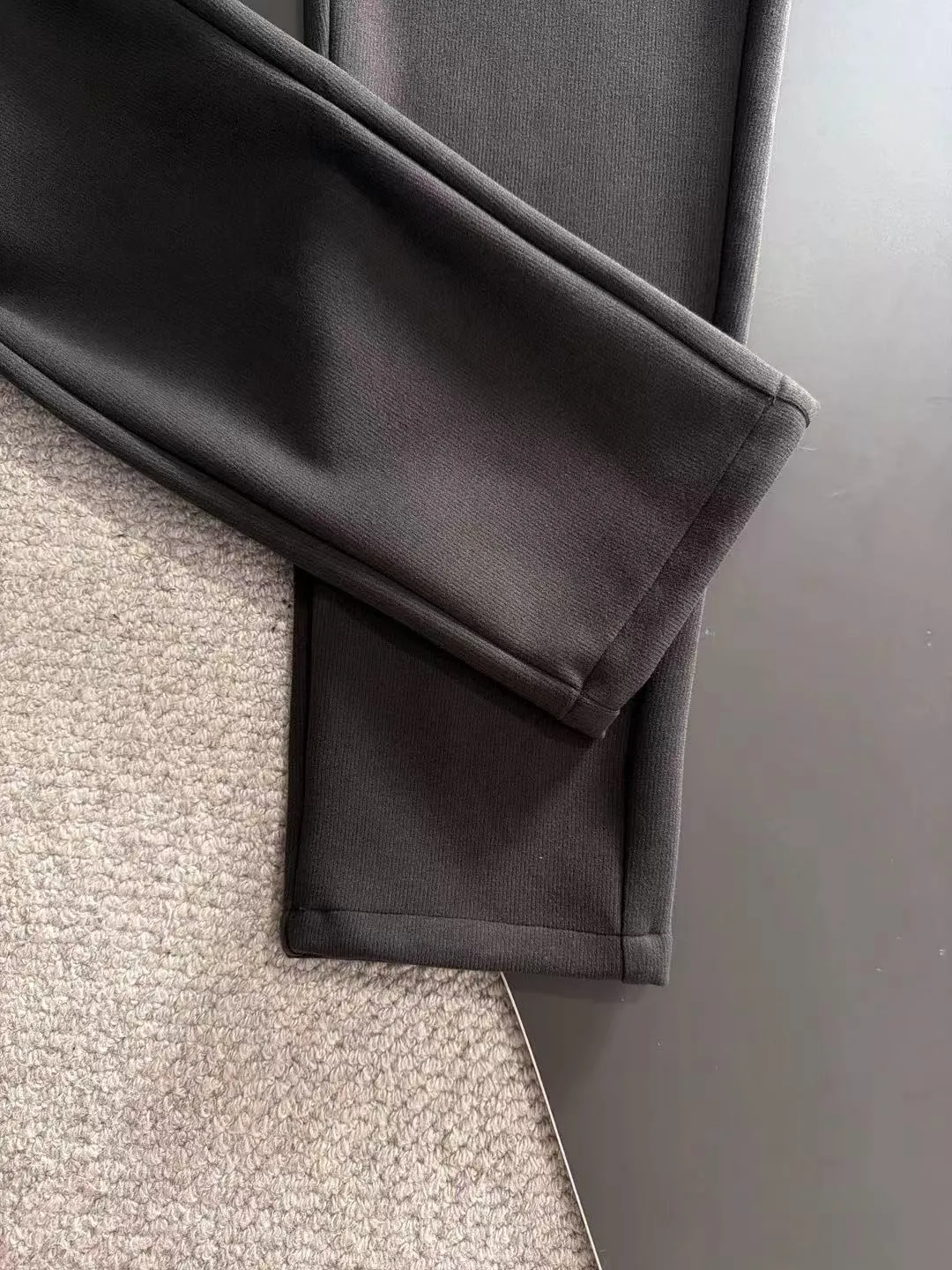 Next day shipping P360 Big Goose 2025 new autumn elastic band casual pants, thick counter-customized fabrics, high breathability and comfort, impeccable details, brand element design concept, reflecting high quality. It feels delicate and soft! It presents a casual cut and the upper body shape is great! Size: M-3XL